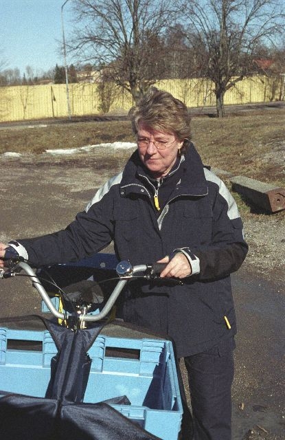 Brevbärare Lisbeth Friberg, posten Knivsta, poserar vid sin cykel
efter att all post delats ut.