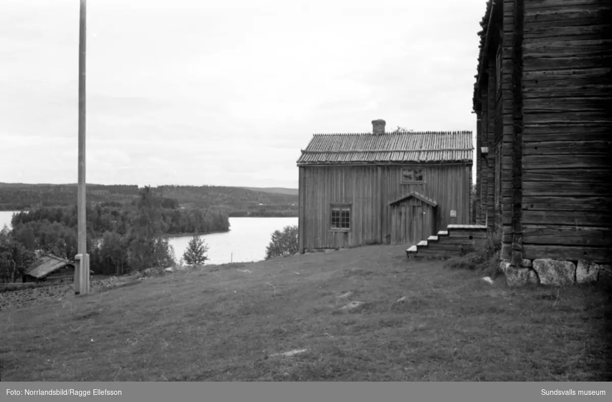 Gammelgårdar från 1700-talet i Myckelgensjö. Fotograferat för Expressen.