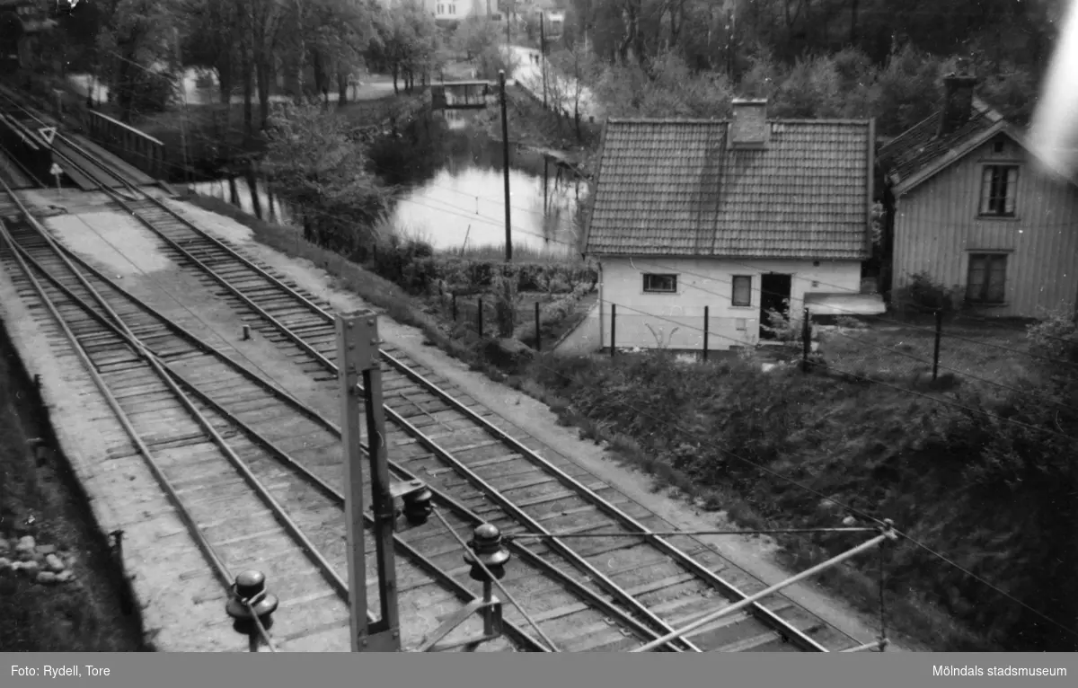 Järnväg och hus vid Pixbovägen i Grevedämmet, Mölndal.