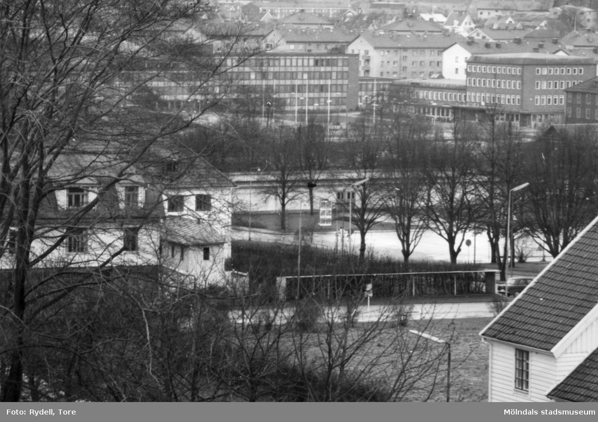 Vy från pappersbruket Papyrus fabriksområde i Forsåker, Mölndal, mot Stadshuset och Folkets Hus i Mölndals centrum på 1960-talet. I bakgrunden ses bostadsbebyggelse i Bosgården.