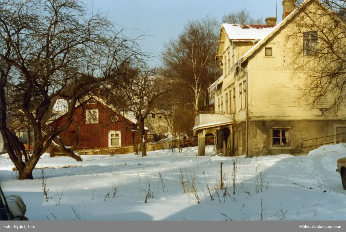 Trädgården i Mölndal på 1970-talet. Trädgårdsgatan 10, även kallat "Klubben". Huset har varit föreningslokal för Kvarnby basket och Länkens kamratförbund. Till höger ses huset Trädgårdsgatan 8.