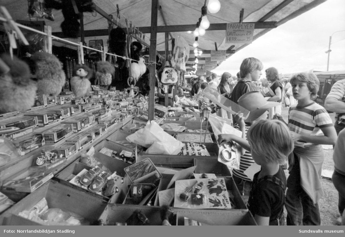 Knallar, spådam, karuseller, marknadsstånd och folkvimmel som vanligt på Stöde marknad.