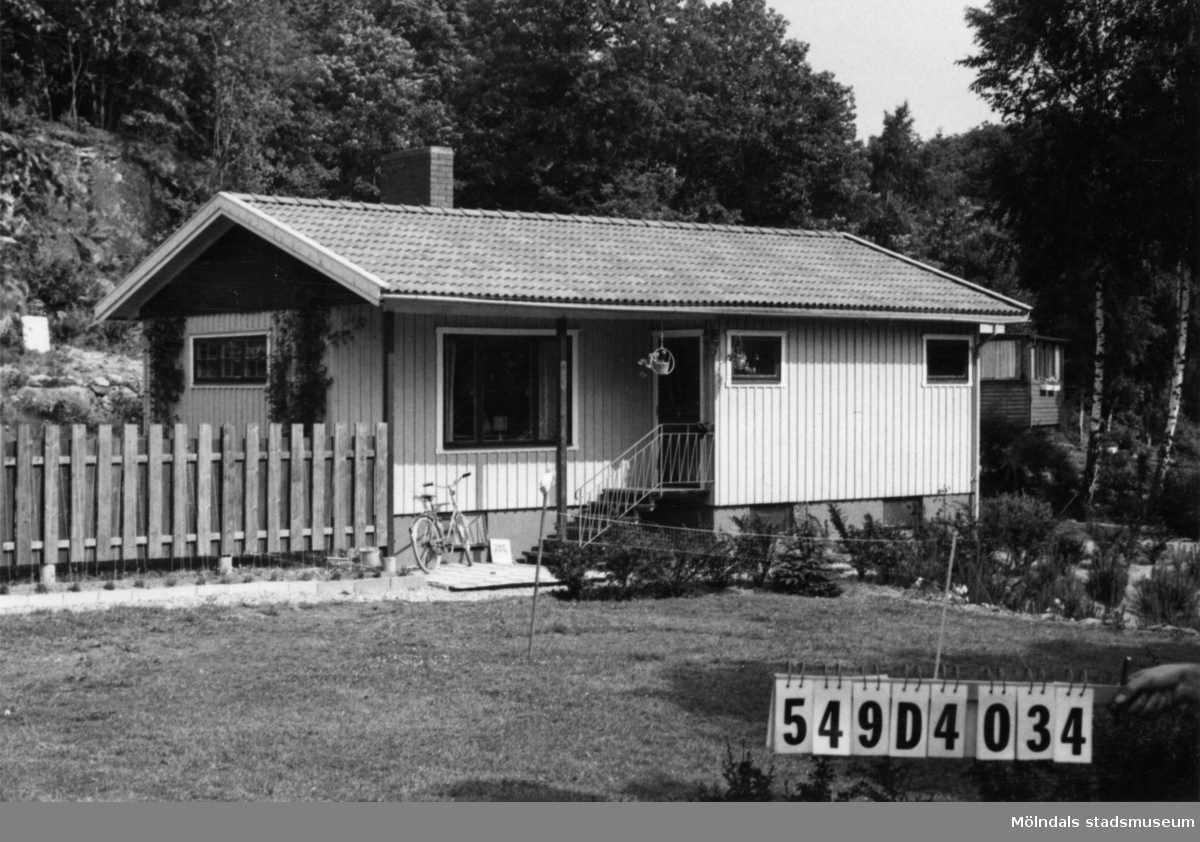 Byggnadsinventering i Lindome 1968. Hällesås 1:61.
Hus nr: 559A1002. 
Benämning: fritidshus.
Kvalitet: mycket god.
Material: trä.
Tillfartsväg: framkomlig.
Renhållning: soptömning.
