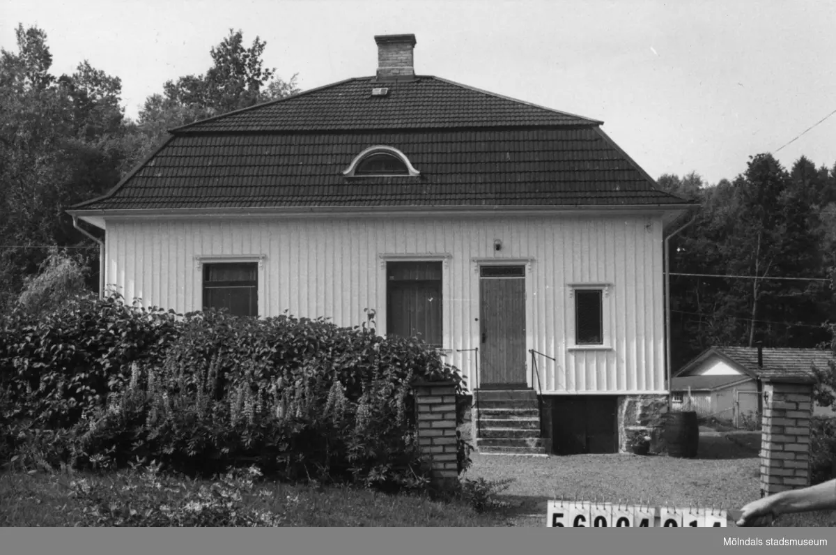 Byggnadsinventering i Lindome 1968. Berget 1:12.
Hus nr: 569C4014.
Benämning: permanent bostad och garage.
Kvalitet: god.
Material: trä.
Tillfartsväg: framkomlig.
Renhållning: soptömning.
