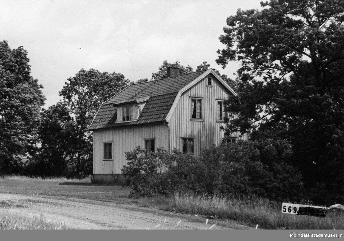 Byggnadsinventering i Lindome 1968. Skäggered 3:17.
Hus nr: 569A4032.
Benämning: permanent bostad, två ladugårdar och redskapsbod.
Kvalitet: mindre god.
Material: trä.
Tillfartsväg: framkomlig.
Renhållning: soptömning.