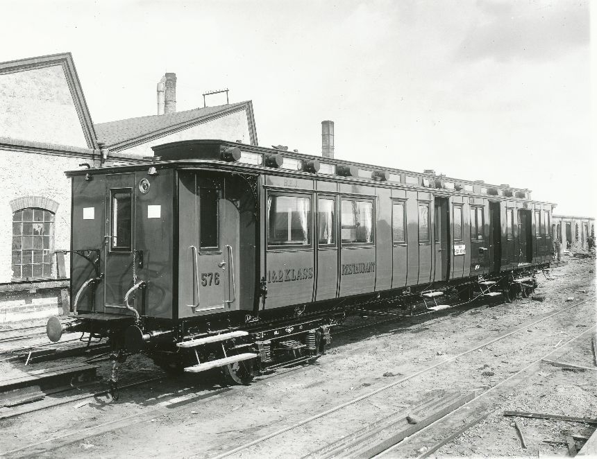 Fotografi föreställande Järnvägspostvagn Litt ABDF 576 på järnvägssträckan Helsingborg-Hässleholm. Tillverkad 1906.
