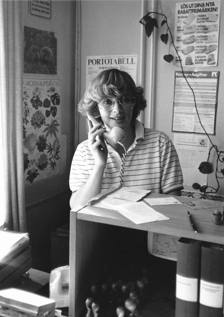 Postkassör Riitta Grönman, har stor nytta av sina finska språkkunskaper på postkontoret Spånga 4, 1982.