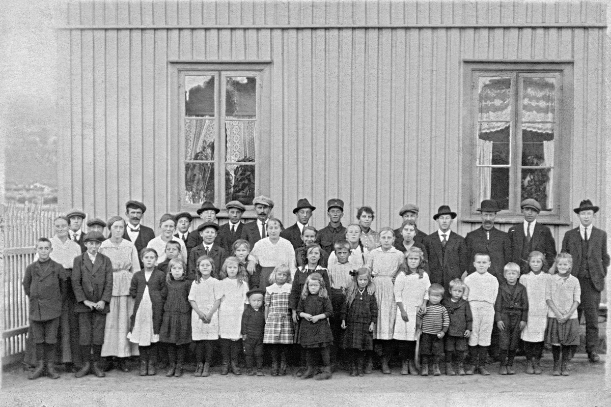 Beboere i Brandvoldboligen ca. 1920.