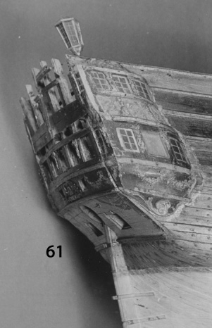 Fartygsmodell 36-kanonfregatt (okänt fartyg), utan rigg och segel. Modellen, som synbarligen varit uppriggad, har en del märlor och beslag för rigg ännu kvar. Den har två däck, ett övre, till vilket är upptagna 12 kanonportar på vardera sidan, och ett undre till vilket finns 4 portöppningar på varje sida och 2 akterut, tydligen lastportar. Galjon och akterskepp söndriga. Rester av målning och förgyllning kvar på skrovet. Akterskeppet är försett med skulpterade sidobyggnader. En lös galjonsbild, förgylld, visande en ynglingafigur ridande på en fågel finns, fastsatt till en bit av förstäven.