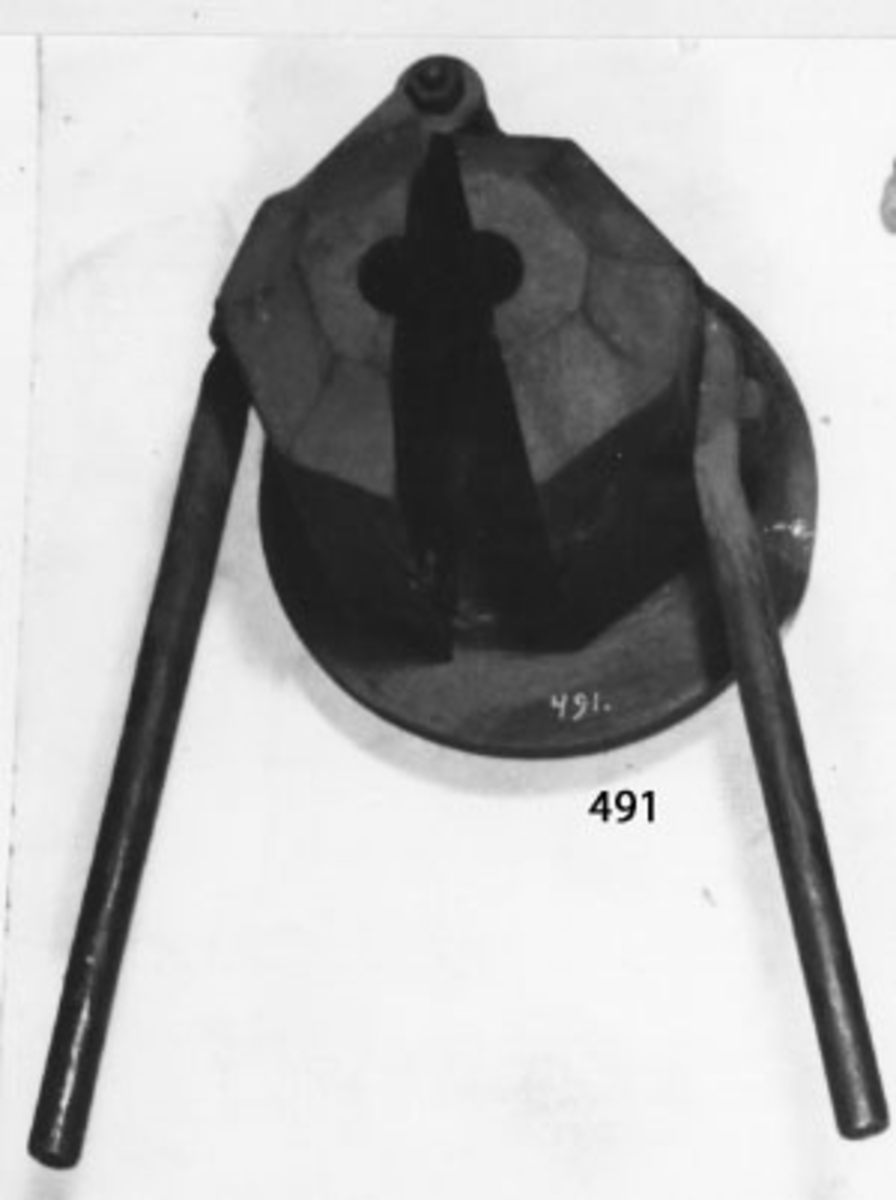 Gjutform för gjutning av lutflaska, 2-armad och 8-kantig, med cylindrisk botten.