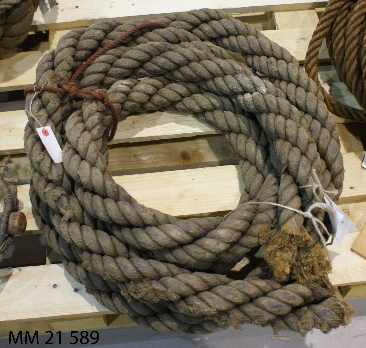 Kabel ligger i lindad längd, kabelslagen. Längden uppskattad till 6,4 meter.