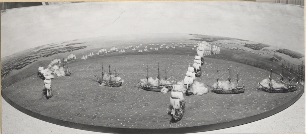 Dioramat visar inledningsskedet av den svenska utbrytningen ur Viborgska viken 3:e juli 1790, det s.k. Viborgska gatloppet.

De båda svenska flottorna utlöper på parallella kurser genom det västra utloppet. Örlogsflottans tätfartyg, 62-kanoners Dristigheten (1), har passerat den ryska linjen, medan systerfartyget Rättvisan (2) just bestryker de närmast liggande ryska fartygen, Svjatoj Pjotr (6) och Vseslav (7), med långskeppseld. De övriga ryska fartygen är Panteleimon (5) och Ne Tron' Menia (8). Huvuddelen av ryska flottan ligger i stora inloppet (15). En svensk fregatt, 44-kanoners Gripen (3), och ett linjeskepp, 70-kanoners Adolf Fredrik (4), närmar sig den ryska linjen och huvudstyrkan (14) kommer efter.

Närmare Krysserort (13) passerar de första enheterna ur skärgårdsflottan (12), hämmema Styrbjörn (9) och turuma Norden (10), den ryska linjen där fregatten Pobeditel (11) skadats av deras eld.

Dioramat är komponerat och tillverkat av kapten Patrik de Laval 1960-1964. Fonden och sjön har utförts av överstelöjtnant Georg de Laval.
1. DRISTIGHETEN (överstelöjnant Johan Puke), 62-kanoners linjeskepp, örlogsflottans tätfartyg, har lyckligt geombrutit den ryska spärren.
2. RÄTTVISAN (överstelöjnant Wollyn), ett av Dristighetens 9 systerskepp, bestryker långskepps med sina bredsidor Vseslav om styrbord och Svjatoj Pjotr om babord.
3. GRIPEN (kapten Södervall), svår fregatt, 44 kanoner.
4. ADOLF FREDRIK, chefens för avantgardet konteramiral Modée flaggskepp; 70 kanoner.
5. PANTELEIMON, ryskt 74-kanoners linjeskepp; ligger för ankar och ankarspring.
6. SVJATOJ PJOTR, ryskt 74-kanoners linjeskepp; konteramiral Povalisjins flaggskepp. Backen är efter Dristighetens och Rättvisans bredsidor belamrad med demonterade kanoner, söndriga lavetter samt döda och sårade.
7. VSESLAV, ryskt 74-kanoners linjeskepp; lanternan och akterspegelns fönster sönderskjutna.
8. NE TRON' MENIA, ryskt 66-kanoners linjeskepp. På skansdäcket (längst akteröver) stupar fartygschefen för Rättvisans kulor.
9. STYRBJÖRN (överstelöjtnant Viktor von Stedingk) skärgårdsfregatt (Hememma) 32 kanoner (därav 26 st 36-pundingar); skärgårdsflottans tätfartyg har genomfört utbrytningen efter framgångsrikt anfall mot fregatten Pobeditel.
10. NORDEN (kapten Olander), skärgårdsfregatt (Turuma); 24 kanoner, 24 nickor; vilar på årorna och avger bredsida.
11. POBEDITEL, ryskt bombfartyg (fregatt); har redan fått fockmasten avskjuten.
12. Svenska skärgårdsflottan (kallad Arméns flotta): 6 skärgårdsfregatter (därav 2 framme på "scenen"), 20 galärer, 130 kanonslupar och -jollar, ca 20 kanonbarkasser m.m.
13. Krysserort, den udde som i väster begränsar västra farleden mot VIborg.
14. Svenska örlogsflottan: 20 linjeskepp, 8 svåra och 5 lätta fregatter (därav 3 skepp och 1 fregatt framme på "scenen").
15. Kulta Matala och 16. Repie grund; de grundbankar, som skiljer västra farleden mot Viborg från den stora - mellersta - farleden.
17.  Det aktersta av Povalisjins fem linjeskepp.
18. Den ryska huvudflottan: c:a 25 linjeskepp (därav 7 tredäckare med 100 kanoner eller däröver) och 10 fregatter för ankar i den stora farleden, som den spärrat i nära en månad.

Alla sjöofficersgrader - lägre än konteramiral - voro vid denna tid desamma som vid armén.
Källa: Jonas Berg