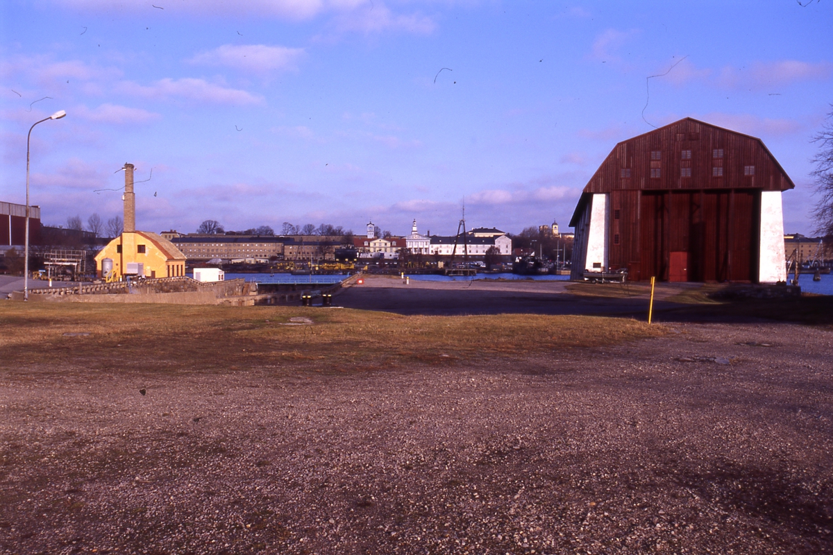 Bilden visar Wasaskjul och pumphuset på örlogsvarvet i Karlskrona.