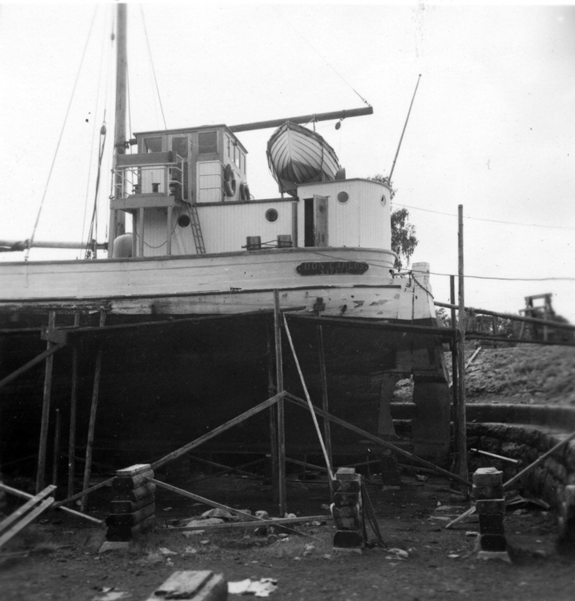 M/S Don Carlos från Säffle i dockan för reparation, akterskeppet, aug 1954.