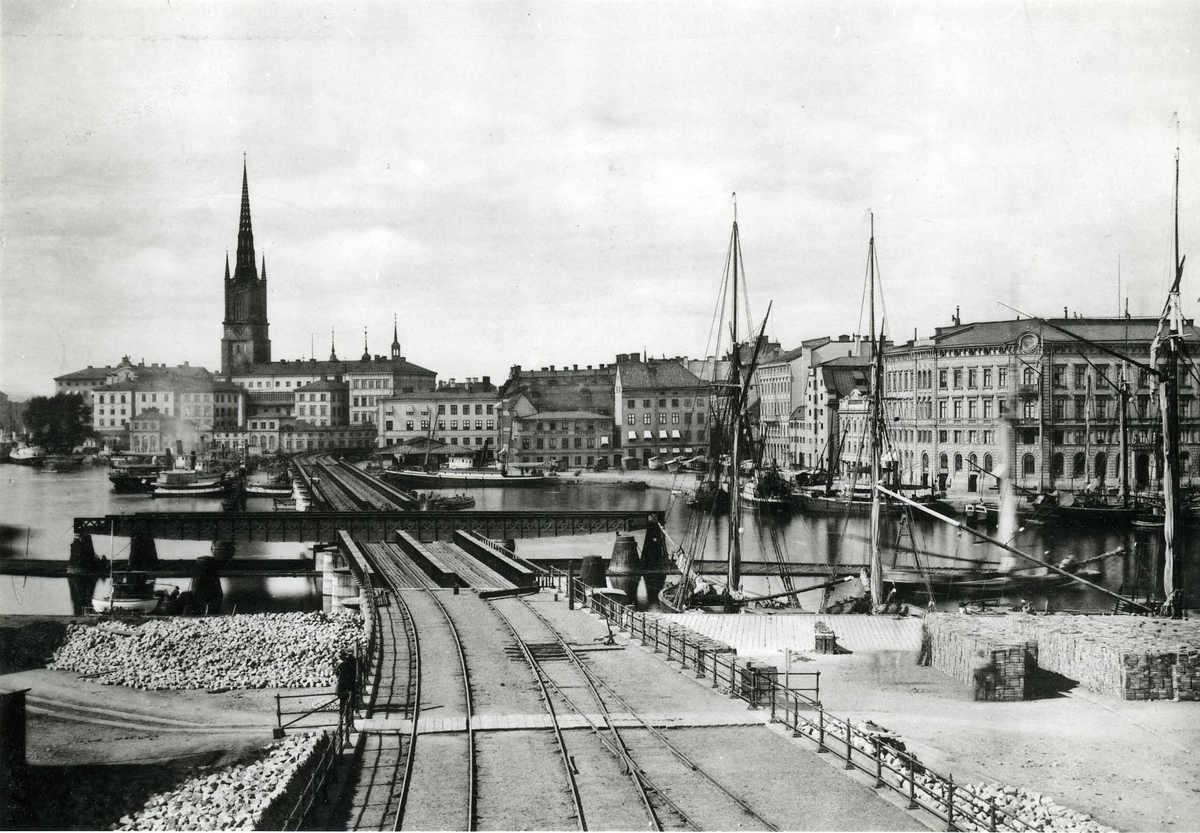 Kornhamnstorg, Stockholm fotograferad av J. Jaeger. På bilden syns Riddarholmen en del av Gamla Staden, sedd från Södermalm.