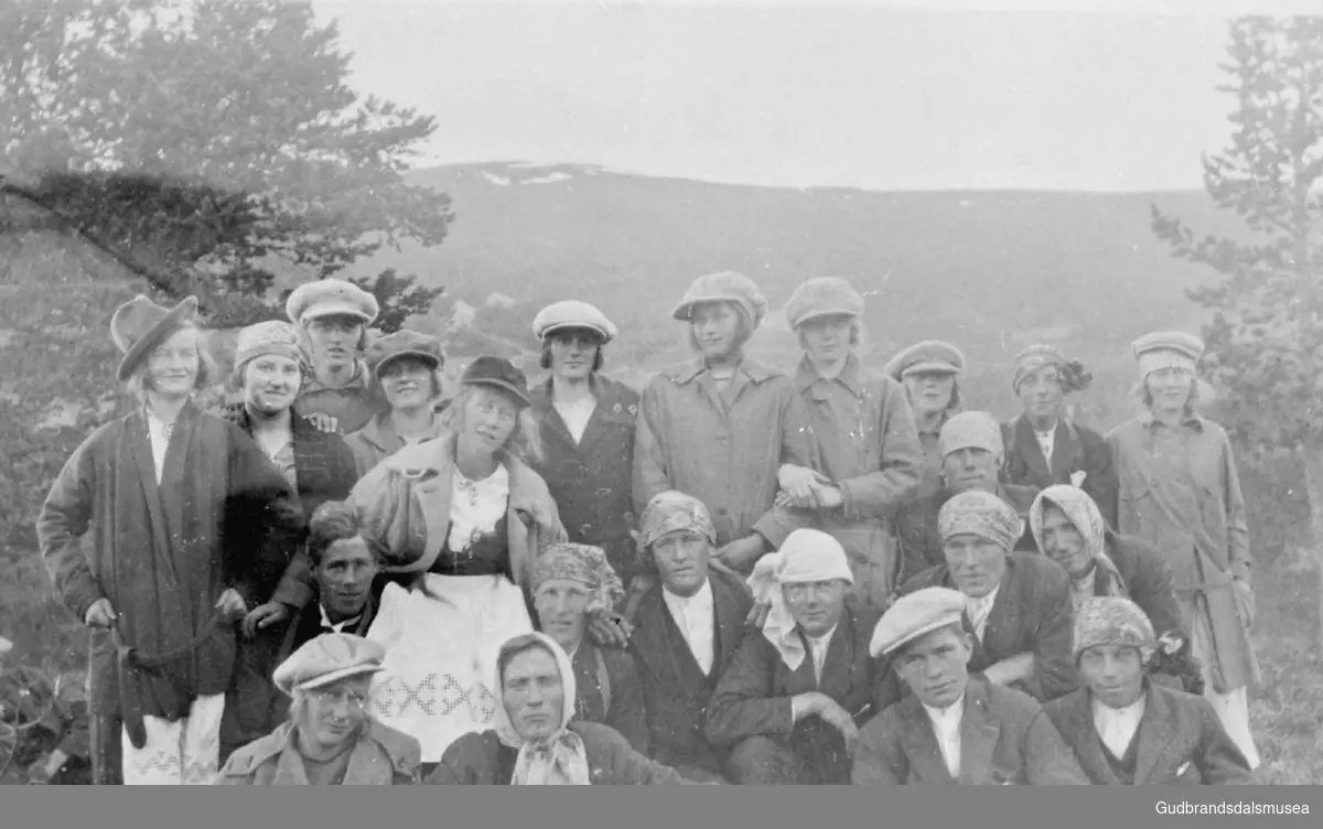 Ungdommer på tur, persongruppe, med fjell i bakgrunnen, utsikt mot Bjorli.