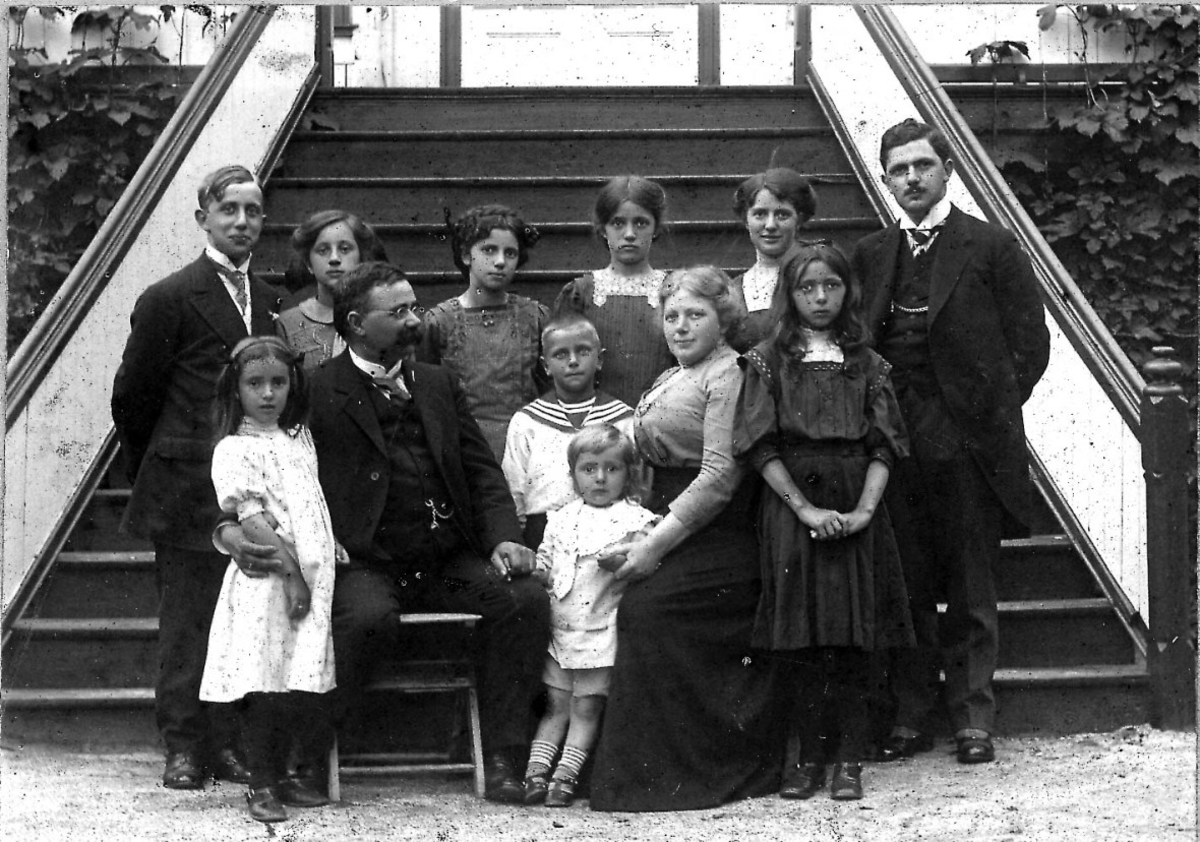 Familien Frederiksen på verandatrappa på Melbo Hovedgård. Bildet er nok tatt før 1913 siden Aase som ble født det året, ikke er med på bildet.
