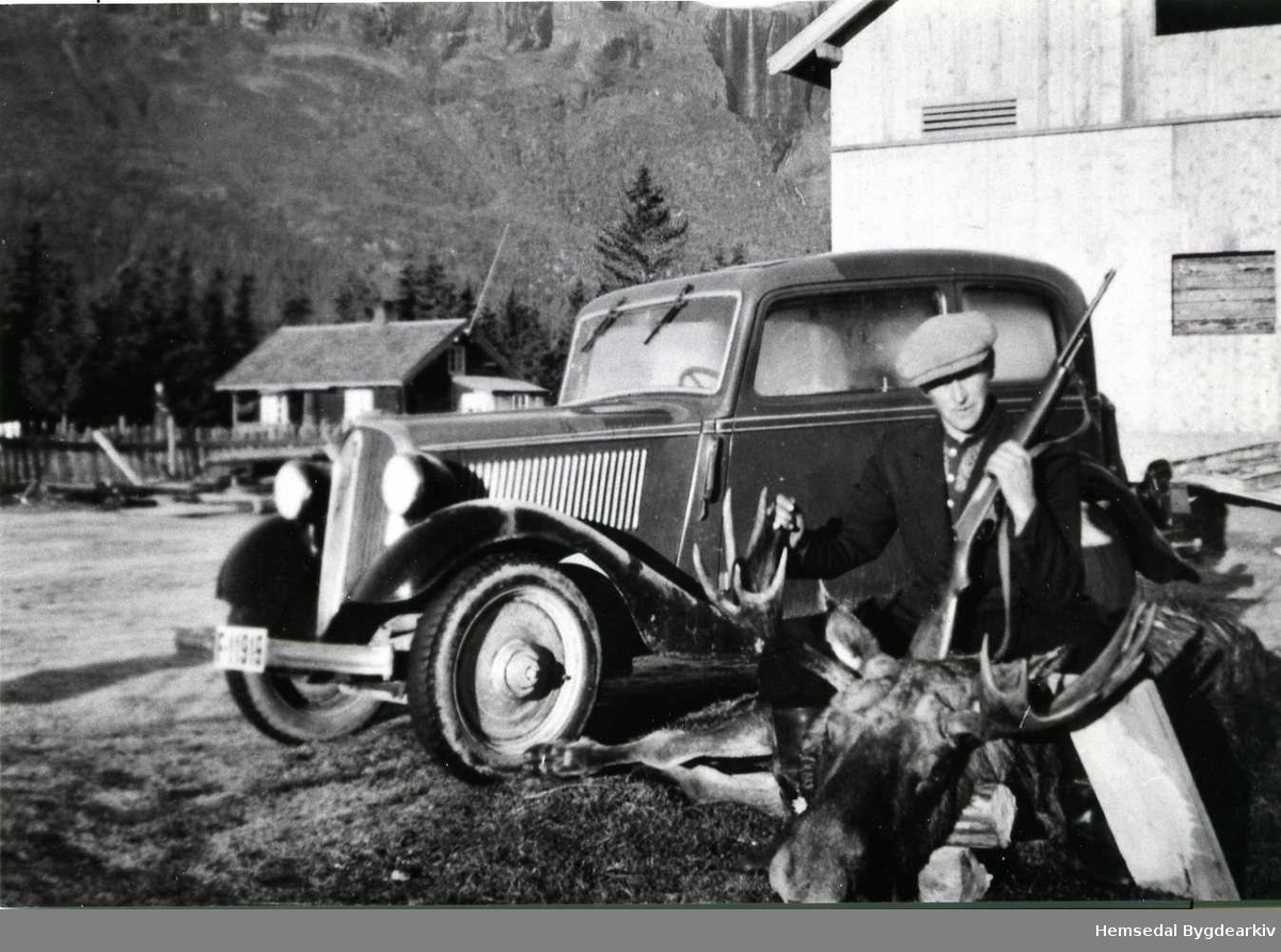 Elgjakt på Hjelmen i Hemsedal i 1946
Sander Kinneberg frå Gol.Bilen er ein Fiat 508 Balilla 1937 mod.