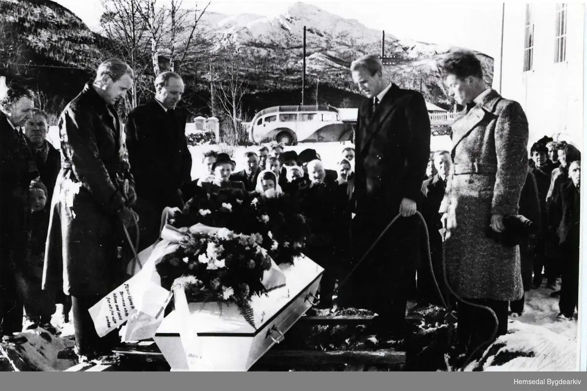 Gravferda til Narve Jordheim i 1948.
Frå venstre: Engebret Jordheim, Svein Jordheim; Odd Jordheim og Evind Thorset