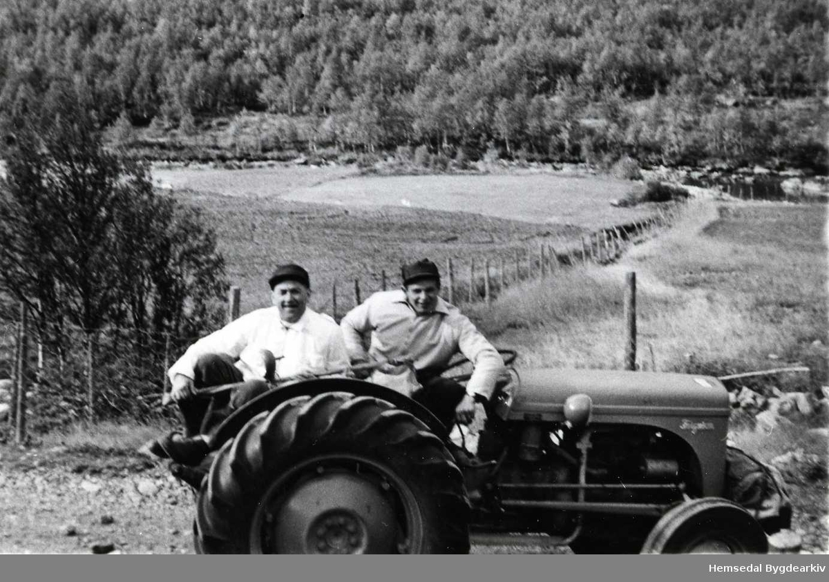 På Torsbu i Hemsedal, ca. 1960.
Frå venstre: Ole Helgesen og Anre Viljugrein med Ferguson 1957 modell.