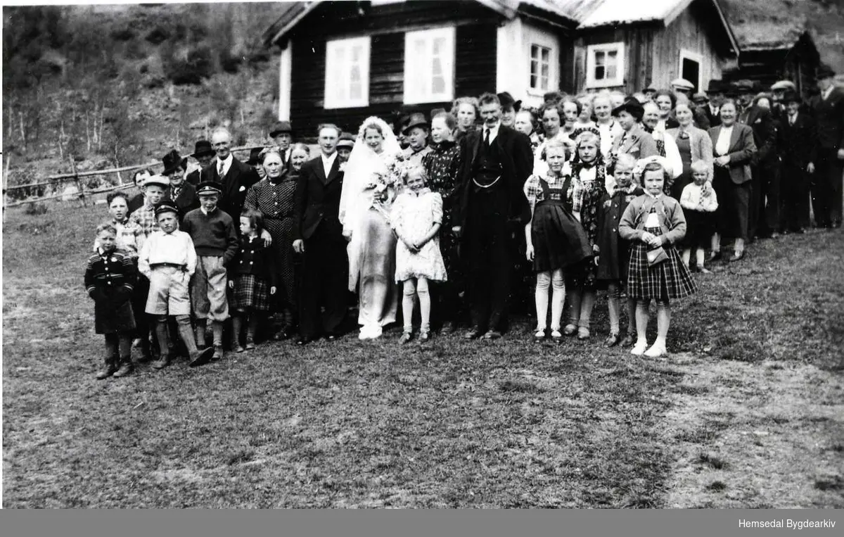 Bryllaupet til Gunvor, fødd Trøym, og Knut Rusto i 1940.
Tor Grimsgård  (Brattested) frå Nes er spelemann.