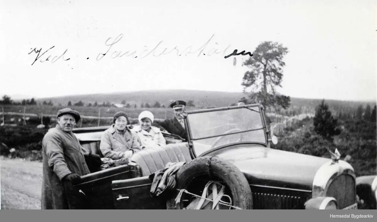 Ivar Hjelmen frå Hemsedal med drosja F3779 ved Sanderstølen.  Bilen er ein 1927 Chrysler.