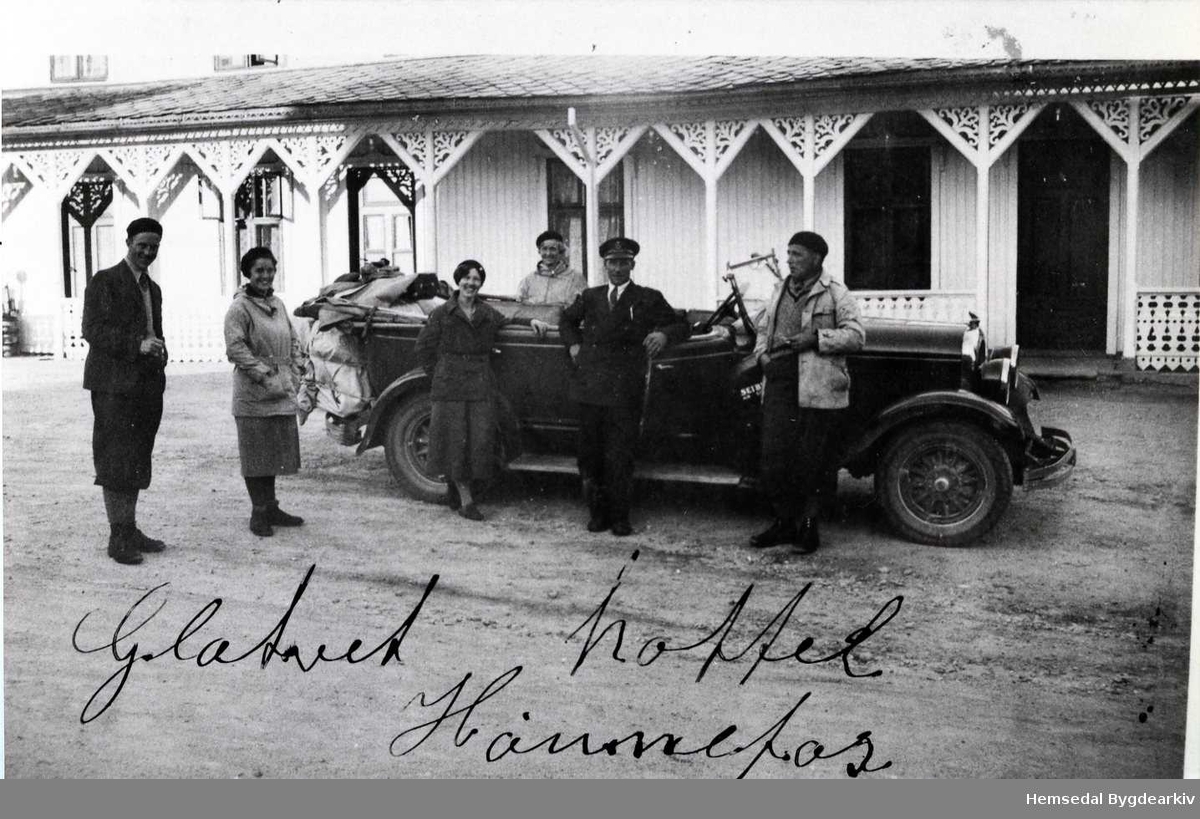 Ivar Hjelmen frå Hemsedal med turistar ved Glatvedt Hotell i Hønefoss ca. 1930 Bilen er ein 1928 Chrysler.