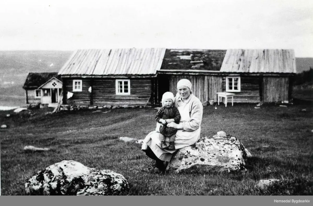 Flatovollen  på Nøreli i Gol i 1934.
Kjersti Ålstveit med Ingerid på fanget.