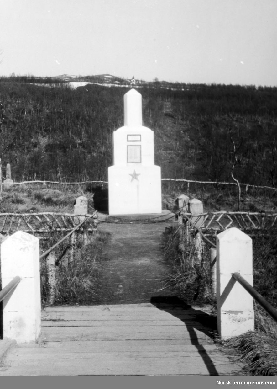 Minnestein over krigsfanger på Randalsvoll