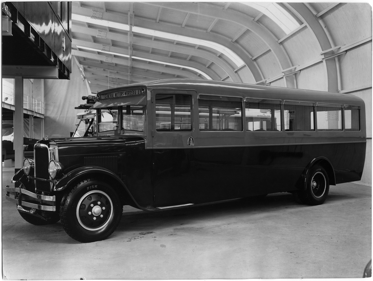 Stockholmsutställningen 1930
Interiör, hall 2. Buss från General Motors.