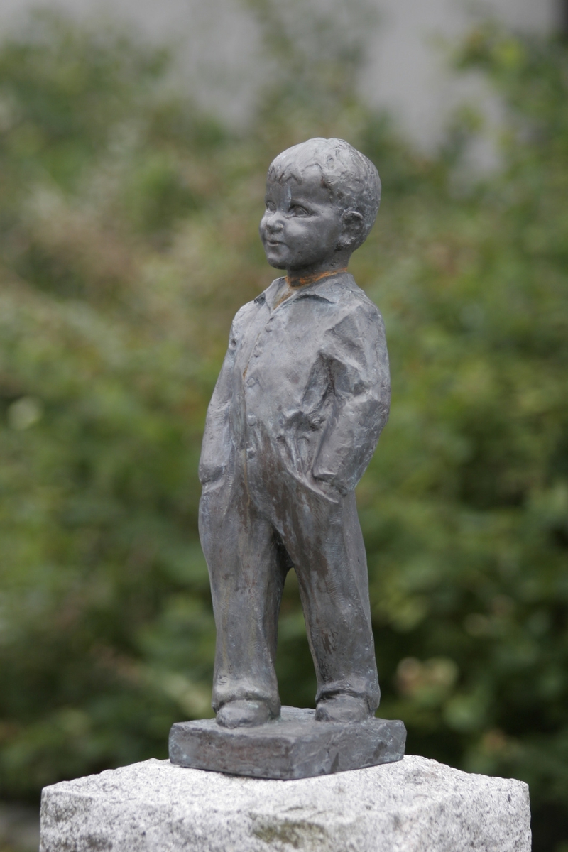 Skulptur i gips av en ung gutt med hendene i lommene. Tittel:  "Ka heite du då"?, "Vigelandsgutten"?
