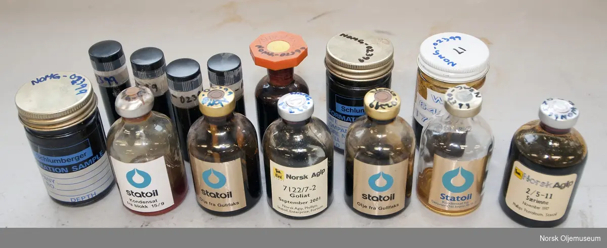 Oljeprøver "emballert" og innstøpt i forskjellige typer plast, glass o.a.