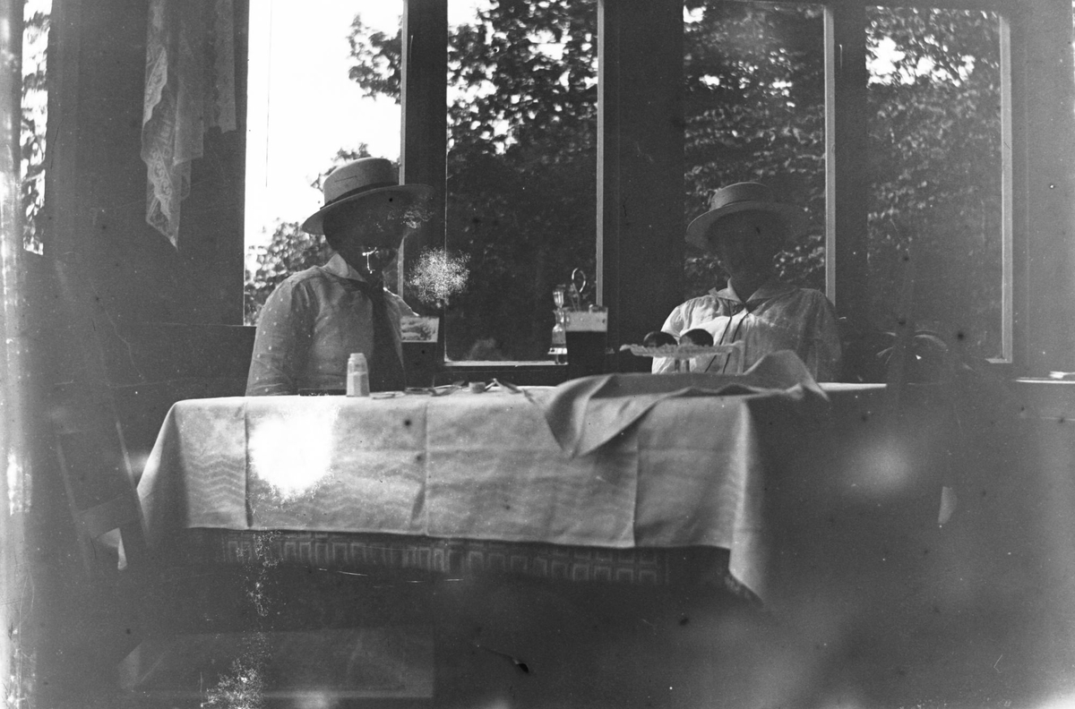 To kvinner ved et dekket bord.