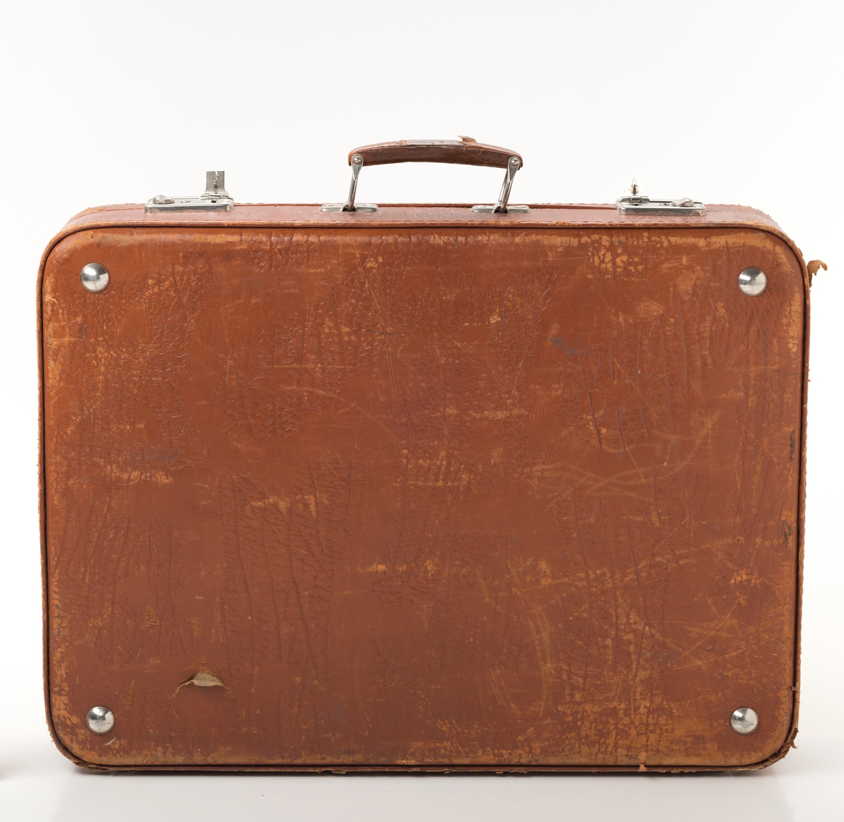 Rektangulær koffert i brunt skinn med ett rom. Innheolder fem uttagbare brett tilpasset koffertens fasong til oppbevaring av småporteføje.