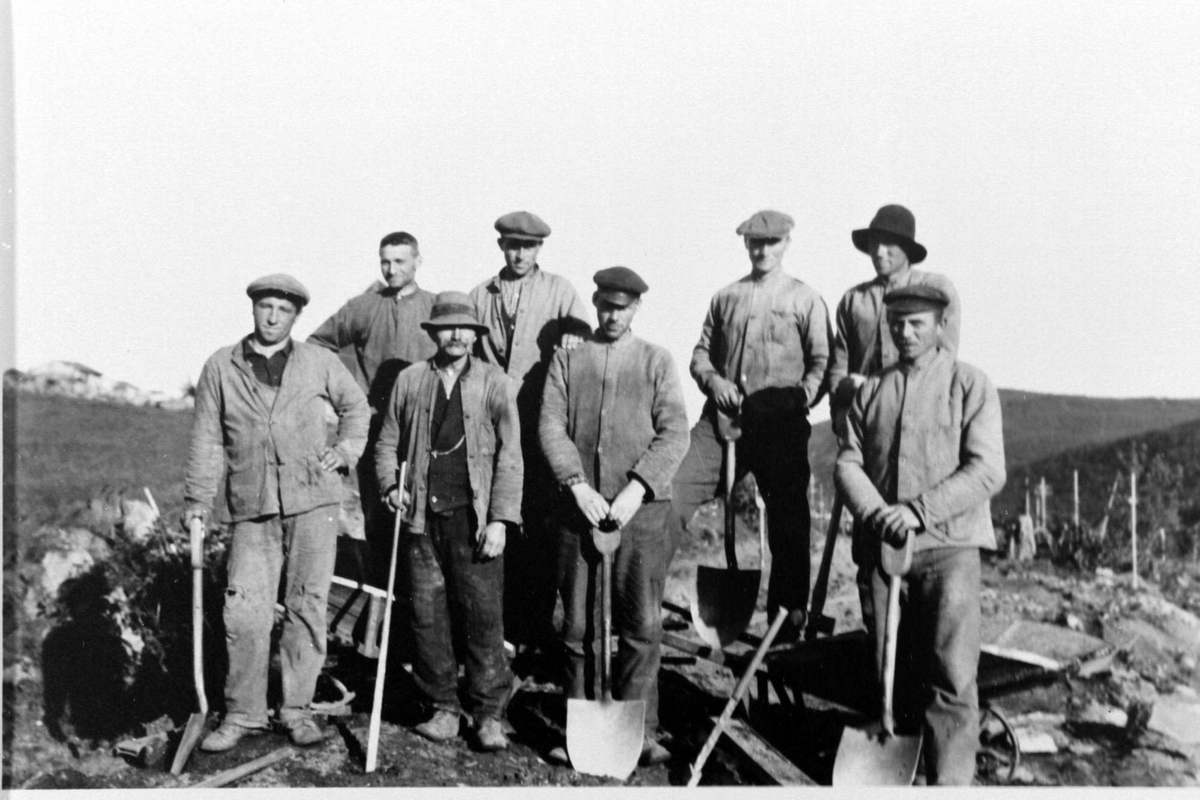 Gruppebilde av veiarbeidere som arbeidet på riksveien forbi Kilhus.