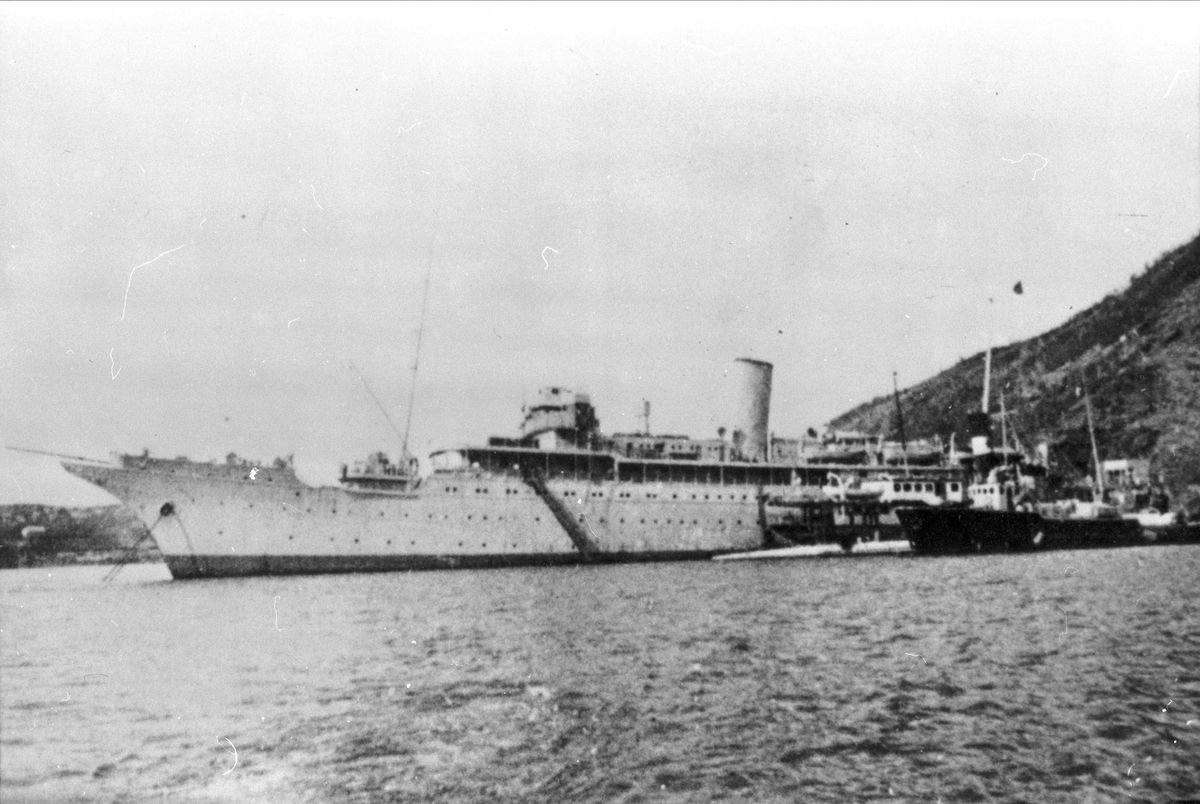 "Stella Polaris" til venstre, med ubåt og andre mindre fartøyer liggende til høyre.