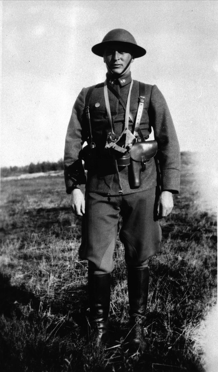 Kronprins Olav, fotografert i feltuniform. - Sør-Troms Museum ...