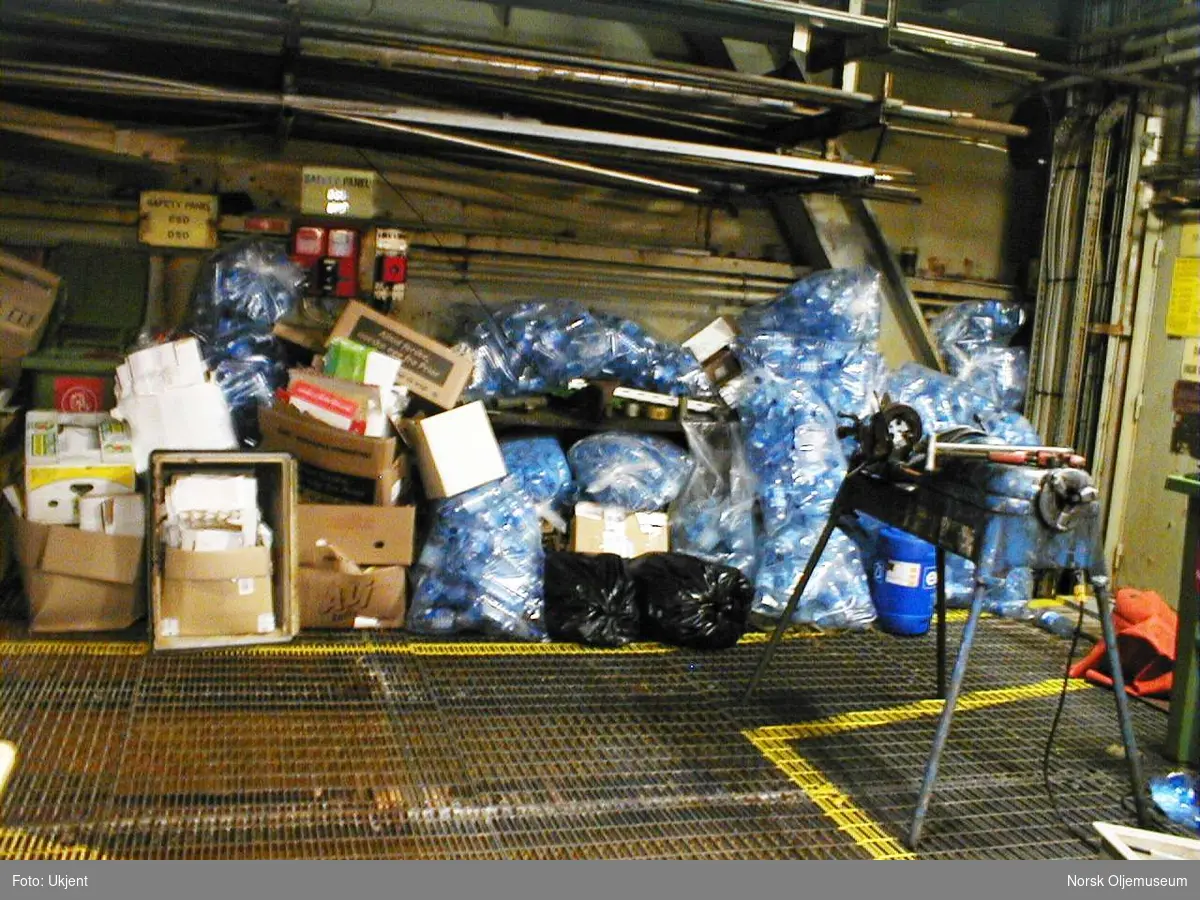 Kildesortering på DP2.  Det er viktig for muligheten til å sortere ut forskjellige typer avfall som søppel eller resirkulerbart materiale, at dette skjer via kildesortering allerede på plattformen.