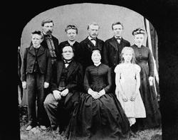 Lærer Johan Chr. Andersen (1820-1886)  med familien sin. Han