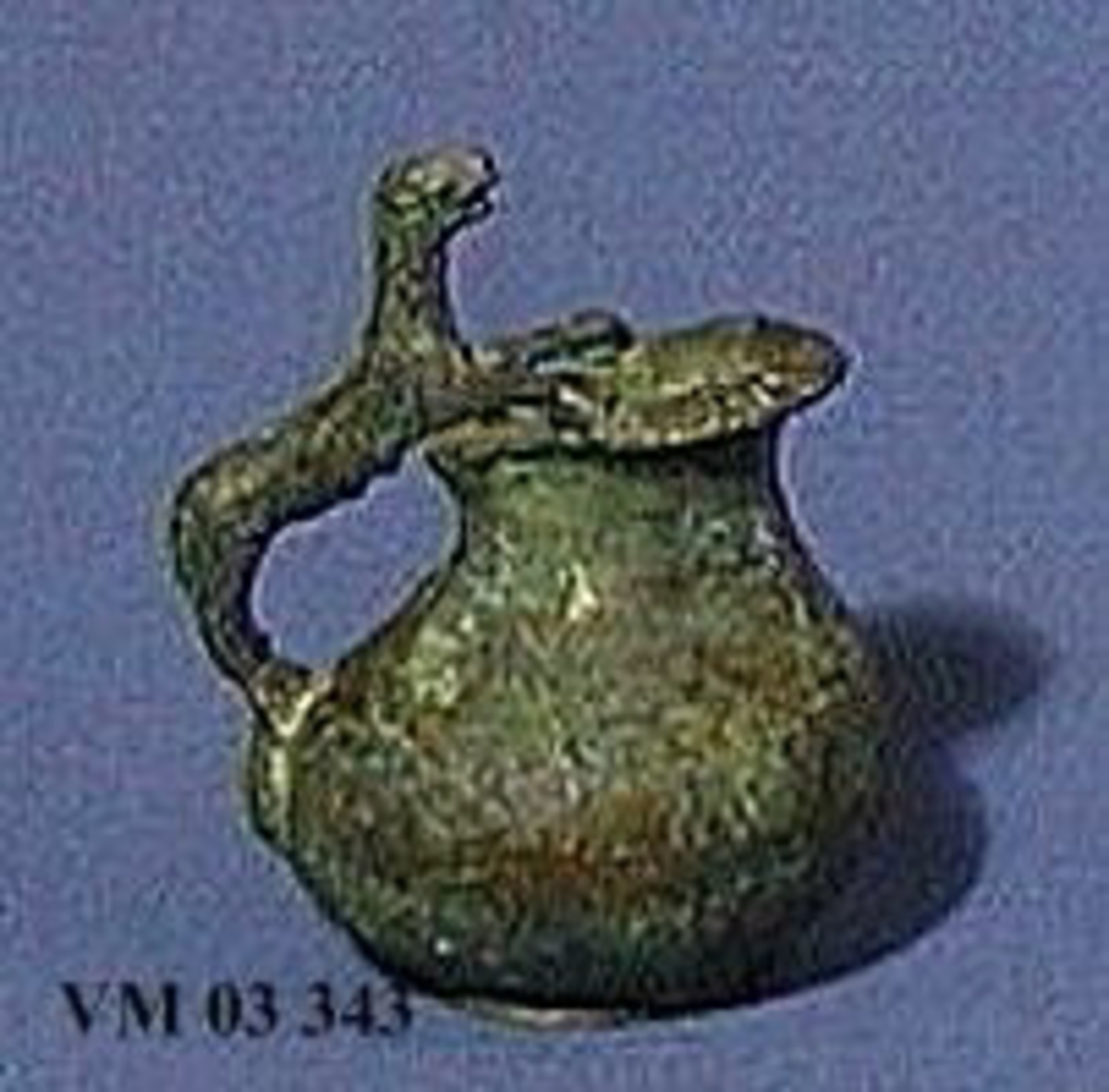 En liten bronsurna med grepei form av en panter, från Gamla Lödöse.

Urnan avtecknad i den gamla katalogen.