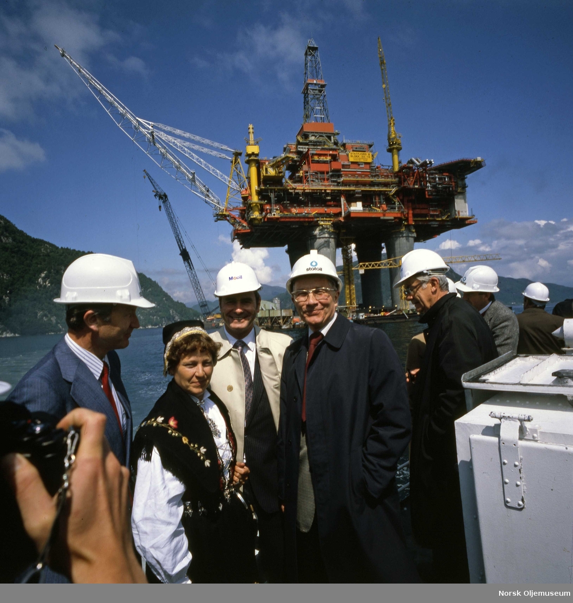 Statfjord B døpes etter sammenkobling. Dåpsseremonien fant sted i Yrkjesfjorden 17. juni, 1981. Gudmor var fru Agnes Rettedal. Olje- og energiminister Arvid Johanson og andre æresgjester var tilstede.