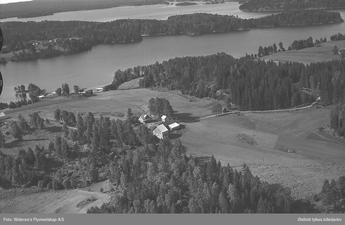 Skråfoto fra gården Gråbølsneset nordre I Marker, 6. august 1953.