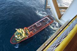 Forsyningsfartøyet Viking Energy laster og losser ved Statfj