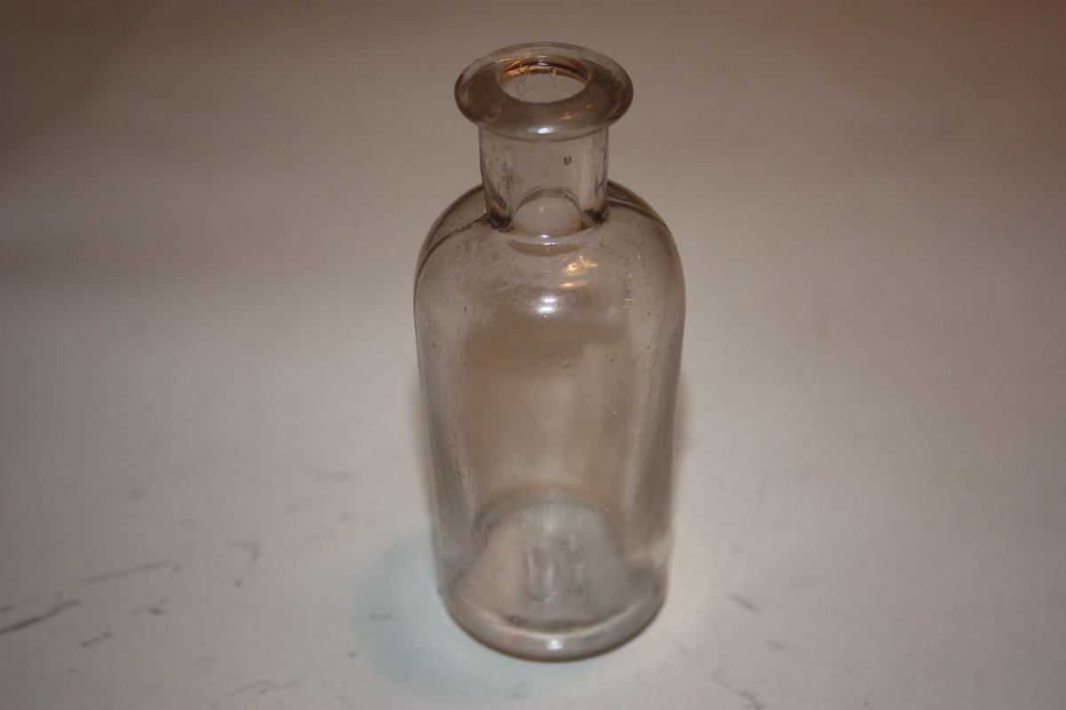 Suyinderforma flaske med avrunda skulder, rett hals, utkraga munning.