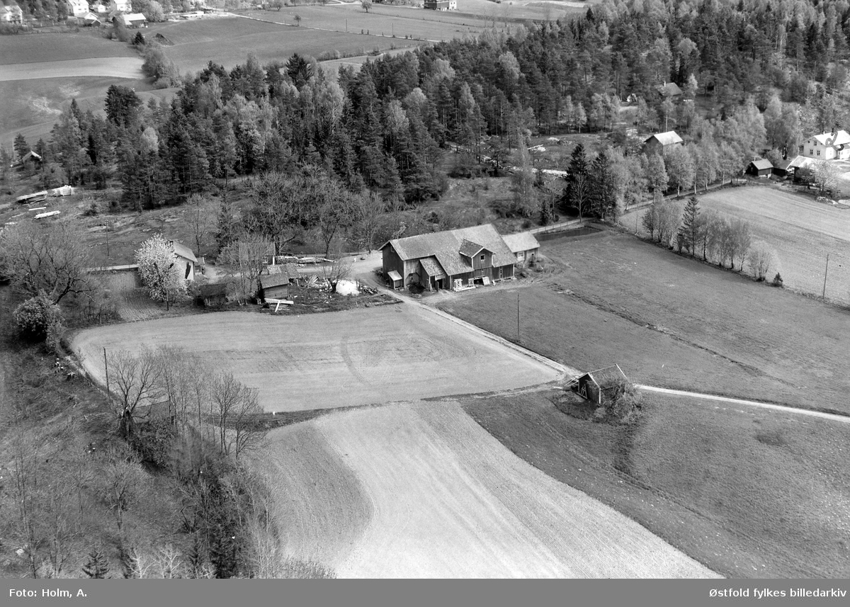 Gården Fjeld i Eidsberg, flyfoto fra 27. mai 1957.