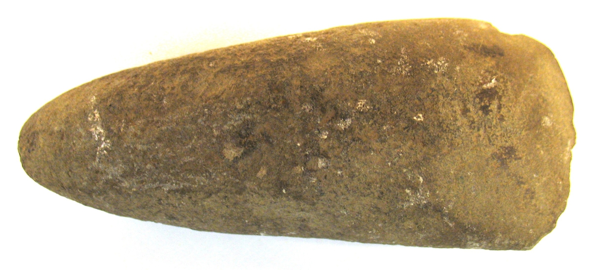 10 553:Från Ågården, Råda socken, Västergötland år 1918.

Trindyxa, 1st , oval genomskärning, spetsig nacke. Slipad skadad egg. L. 9,7cm br. 4 cm