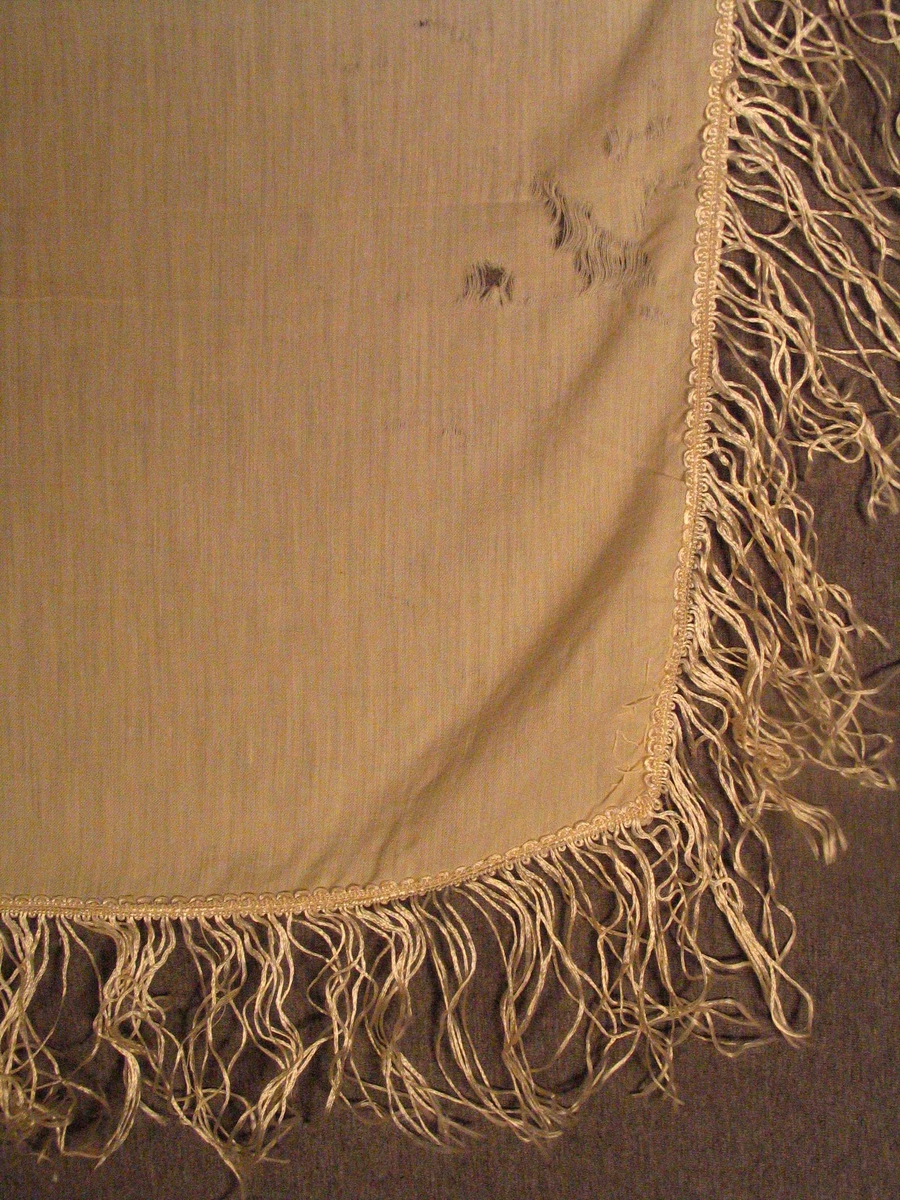 Kvadratisk klut med påsydd bord med enkle silkefrynser