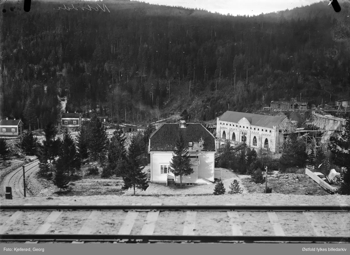Notodden, Lienfos kraftstasjon med Tinnosbanen i front, 1910.