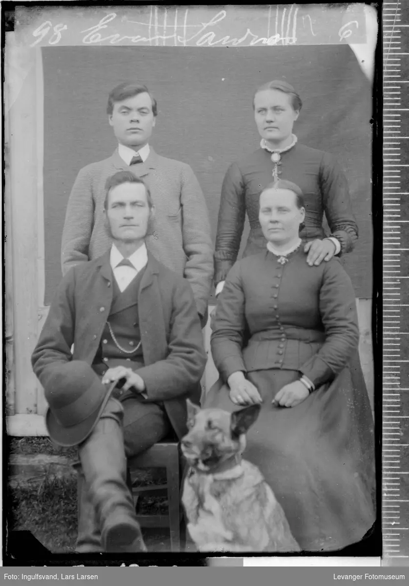 Gruppebilde av to kvinner, to menn og en hund.
