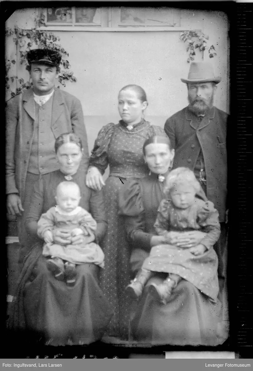 Gruppebilde  av to menn, tre kvinner og to barn.